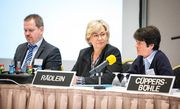 Andrea Rädlein (Vorstand, Mitte), Ursula Cüppers-Böhle (Geschäftsführung) und Thorsten Vogtländer (Geschäftsführung) von PHYSIO-DEUTSCHLAND Andrea Rädlein (Vorstand, Mitte), Ursula Cüppers-Böhle (Geschäftsführung) und Thorsten Vogtländer (Geschäftsführung) von PHYSIO-DEUTSCHLAND