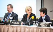 Andrea Rädlein (Vorstand, Mitte), Ursula Cüppers-Böhle (Geschäftsführung) und Thorsten Vogtländer (Geschäftsführung) von PHYSIO-DEUTSCHLAND